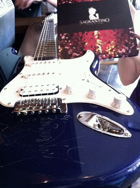 Guitarra autografiada por Enrique Bunbury